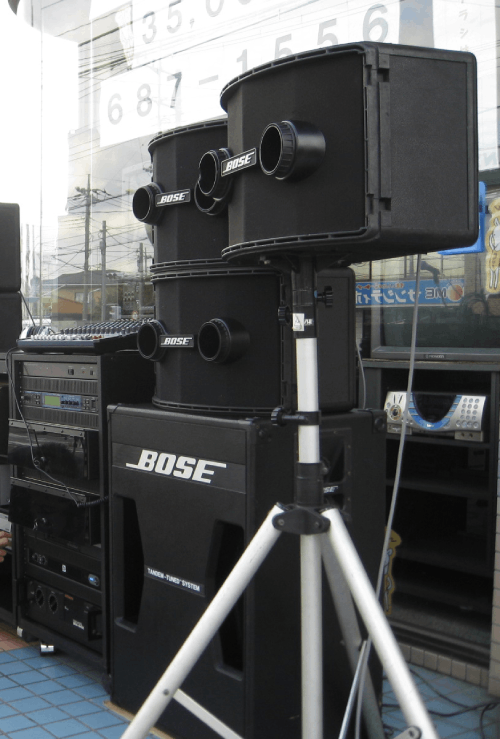 Bose 802 op het podium. Bose luidsprekers voor buiten