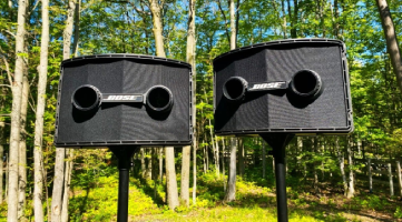 2 Bose buitenspeakers op statief