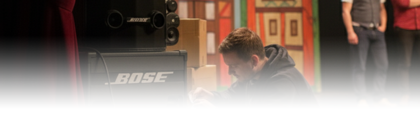 Technicus bezig met geluid aansluiten voor verhuur in theater