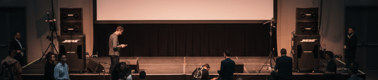 Afgestemd op elke voorstelling! Geluid huren voorstelling bij film, theater, podia, live-act, live-band.